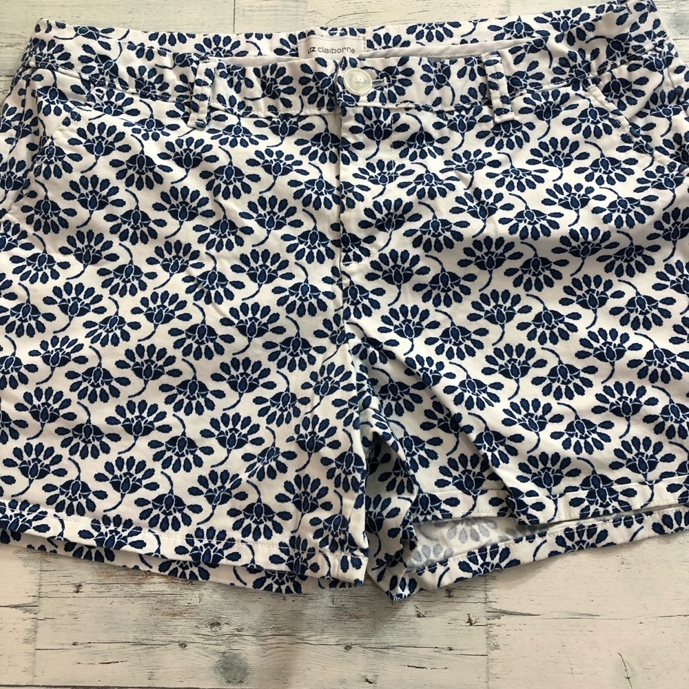 Liz Claiborne White and Blue Patterned Shorts - Picture 2 of 7